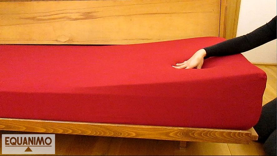 Ein EZsleep Bettkeil 10x1 - SPONTANI unter dem Bettlaken: discret und schön