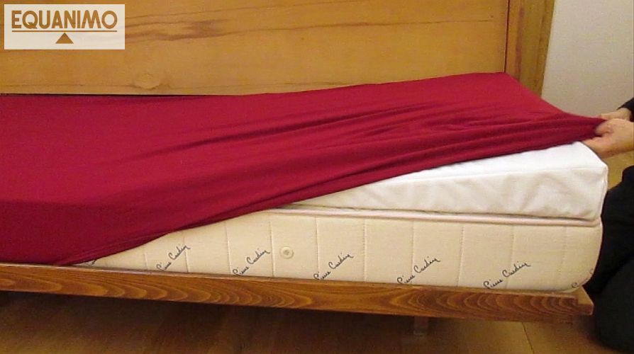 One EZsleep SPONTANI wedge layer under bedsheet - allowing you to enjoy the benefits of elevation on your own bedsheet